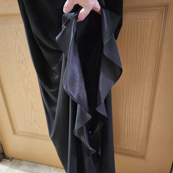 Black Evening Gown - Picture 7 of 8